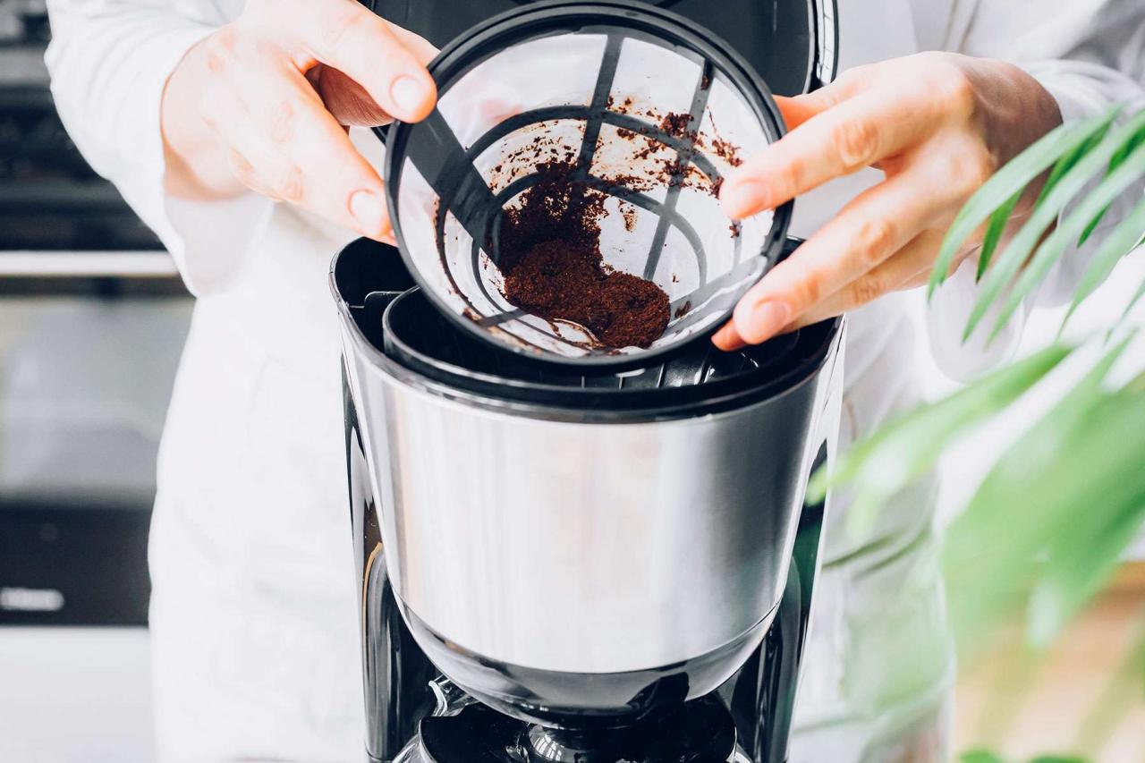 The Best Way to Clean a Coffee Pot with Vinegar